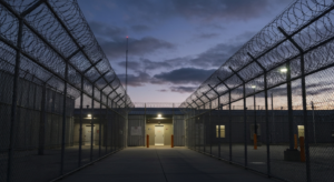Здание иммиграционного центра содержания ICE Delaney Hall в Ньюарке на фоне протестов и обсуждения условий для задержанных иммигрантов